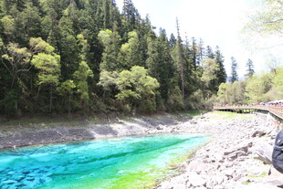 山间碧色溪流美景