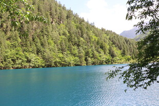 蓝湖青山间的自然美景