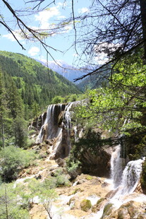 山间秀丽瀑布自然美景