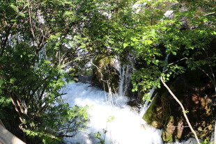 林间溪流瀑布自然美景