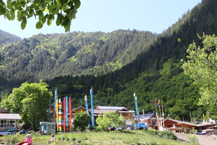 山间多彩户外露营场景