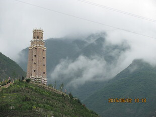 山间孤塔云雾缭绕