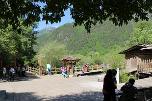 山间村落休闲场景