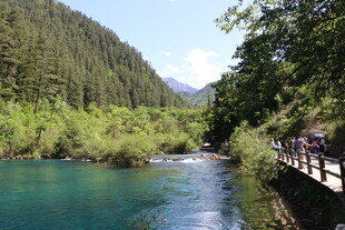 山间蓝溪旁的观景栈道