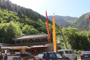 山间景区停车场及建筑