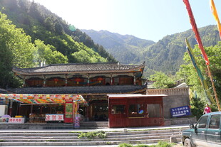 山间古雅庙宇景观