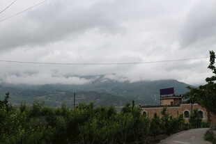 山间云雾缭绕的村落景象