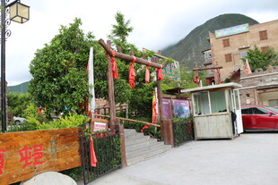 乡村入口处的喜庆装饰场景