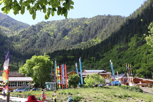 山间热闹的户外集会场景