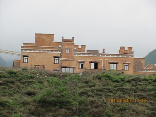 藏式风格建筑屹立于山坡