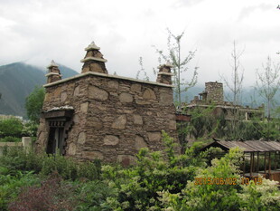 古朴石砌建筑 绿植环绕