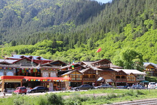 山间藏式村落美景