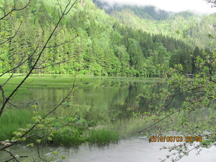 山林间的静谧湖泊