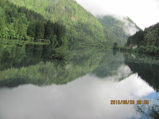 青山绿水间的宁静湖泊