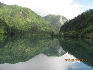 青山绿水间的静谧湖面