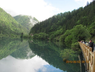 湖畔木栈道的秀丽山水景