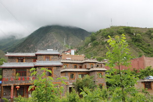 山间藏式民居隐于云雾中