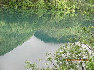 青山绿水间的静谧湖面