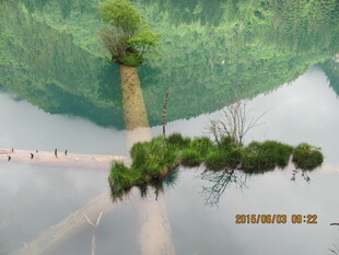 山间栈道临碧水美景