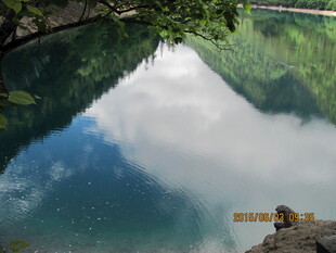 山间澄澈湖水映白云