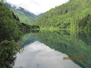 青山绿水间的静谧湖泊