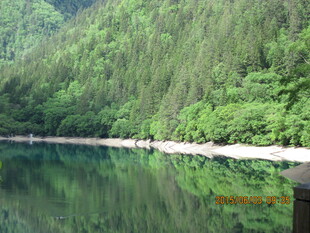 青山绿水间的静谧湖泊