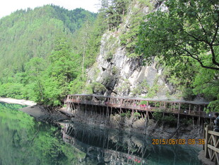 山间临水栈道 清幽美景