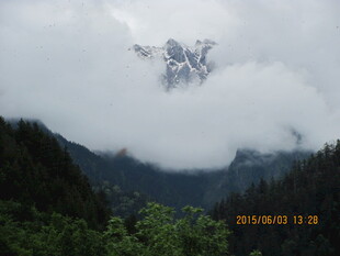 云雾缭绕的山间美景