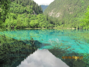 梦幻蓝湖 青山环绕之景