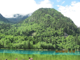 青山绿水间的秀丽湖泊