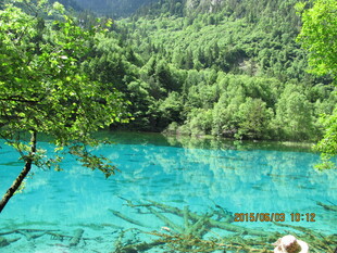 梦幻蓝湖 山林环绕之景