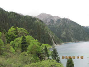 青山绿水环绕的秀丽湖泊