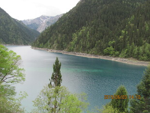 秀丽山水间的静谧湖泊