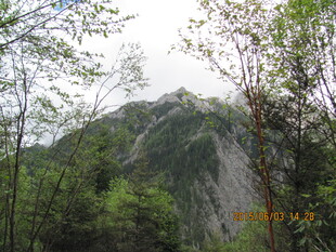 山林间的巍峨山峰