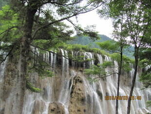 山林间的壮观瀑布景观