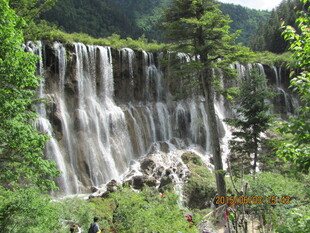 山间壮丽瀑布景观