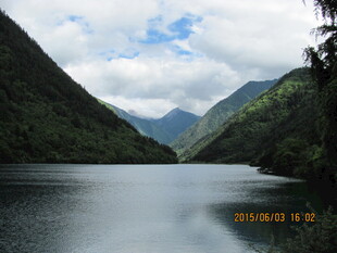 宁静山水间的秀丽湖泊