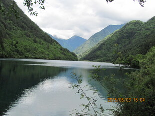 青山环绕的静谧湖水