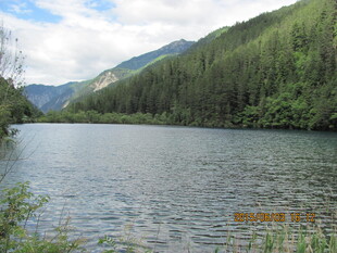 宁静湖畔山林美景
