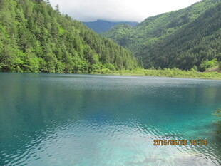 青山环抱的澄澈幽蓝湖泊