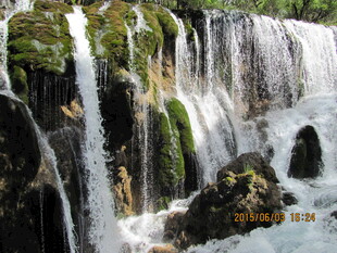 山间瀑布流水景观
