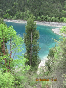 青山环抱的碧蓝色湖泊