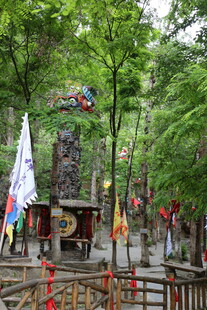 山林中的传统祈福场景