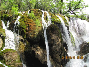山间瀑布 绿意盎然的景致