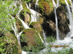 山间瀑布下的绿意景致