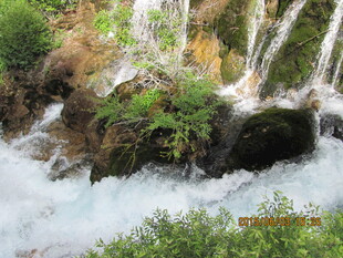 山间溪流瀑布景观