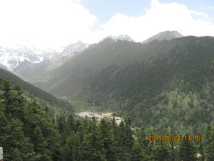 山间绿野 远观雪山美景
