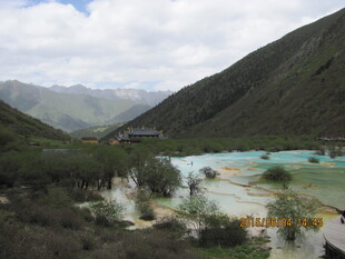 山间多彩湖泊美景