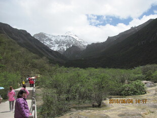 山间美景中的徒步游客