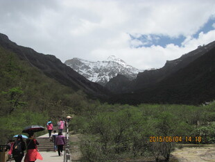 山间徒步者与远处雪山